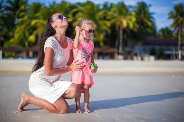 在长滩岛的热带海滩上的小女孩和年轻妈妈 — 图库照片