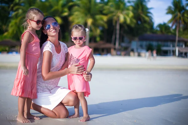 热带白沙滩上可爱的小女孩和年轻母亲 — 图库照片