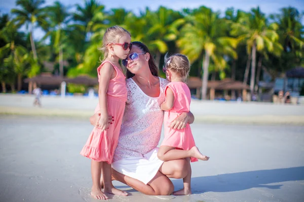 Urocze dziewczynki i młoda matka na tropikalnej białej plaży — Zdjęcie stockowe