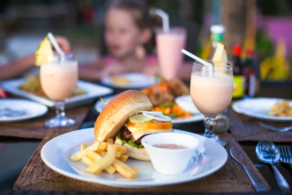 Hamburger e patatine fritte su piatto bianco a pranzo — Foto Stock