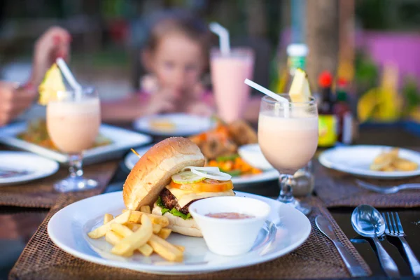 Hamburger i frytki na białe płytki na obiad — Zdjęcie stockowe