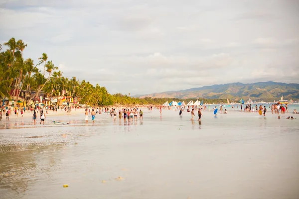 Trångt beach på ön boracay, Filippinerna — Stockfoto