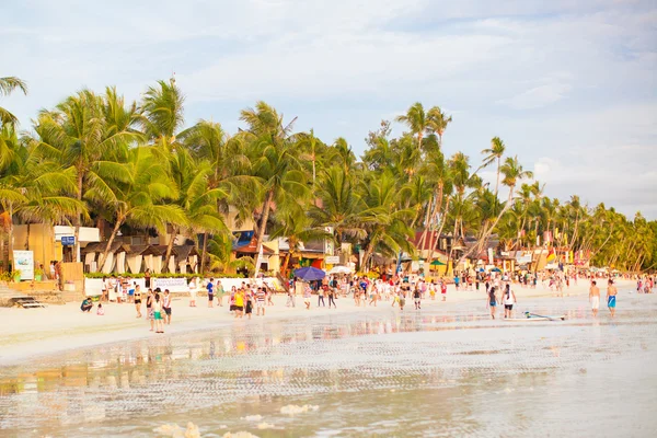 Praia lotada na ilha de Boracay, Filipinas — Fotografia de Stock