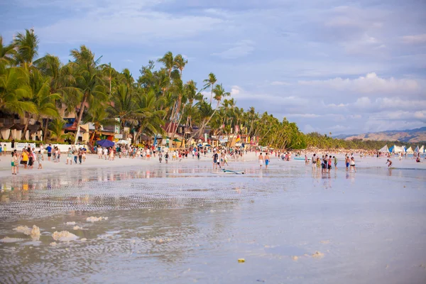 Praia lotada na ilha de Boracay, Filipinas — Fotografia de Stock