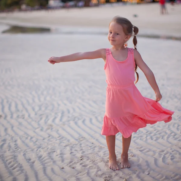 Adorable niña en vacaciones de playa tropical en Phillipines —  Fotos de Stock