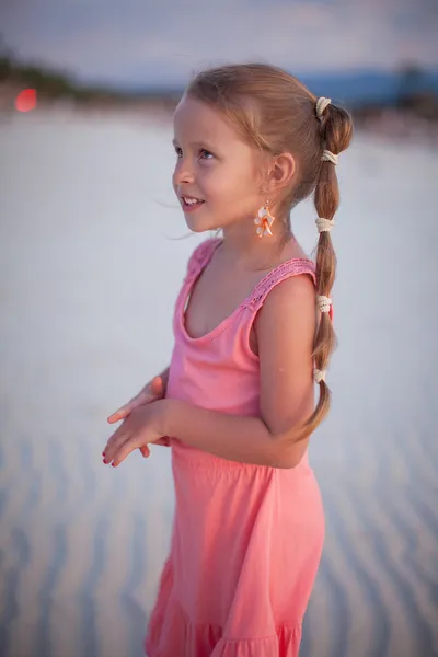 Adorable niña en vacaciones en la playa tropical —  Fotos de Stock