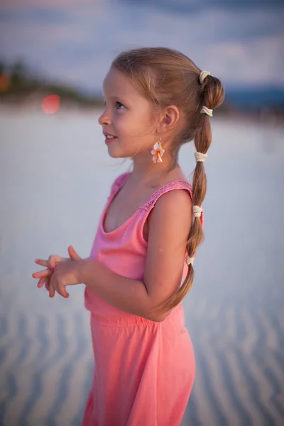 Adorable petite fille en vacances à la plage tropicale à Phillipines — Photo