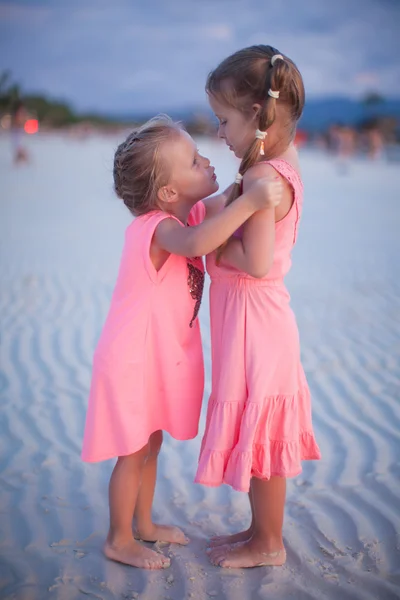 Two little girls at tropical beach in Philippines — Stock Photo, Image