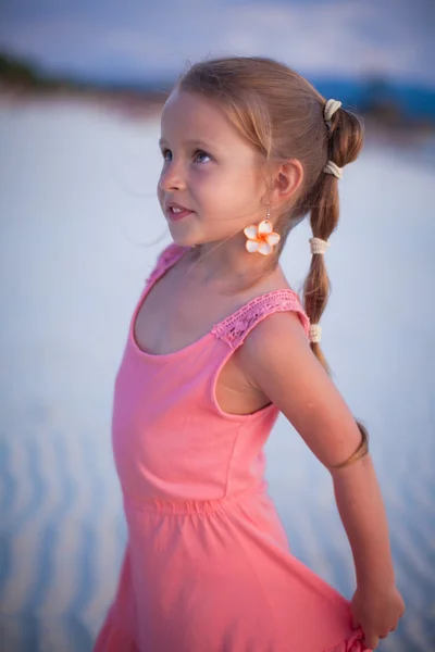Sevimli küçük kız üzerinde tropikal plaj tatil Filipinler — Stok fotoğraf