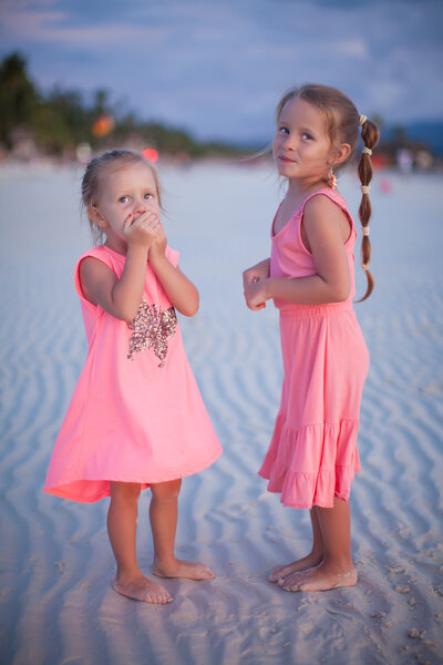 Две маленькие девочки на тропическом пляже на Филиппинах

