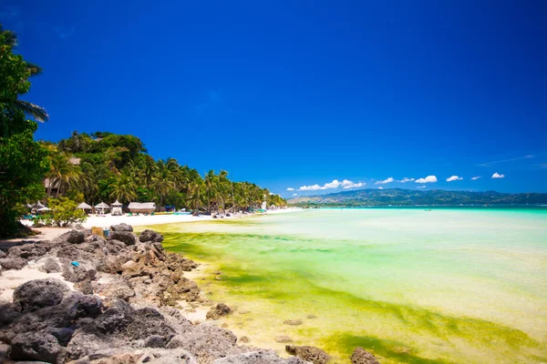 完美的热带海滩，用绿松石水在长滩岛 — 图库照片