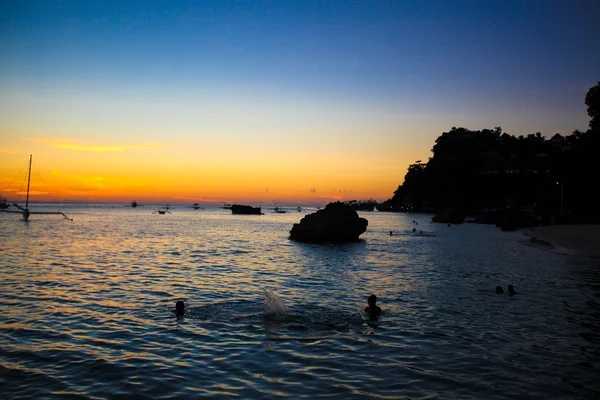 Colorido hermoso atardecer con velero en el horizonte en la isla de Boracay — Foto de Stock