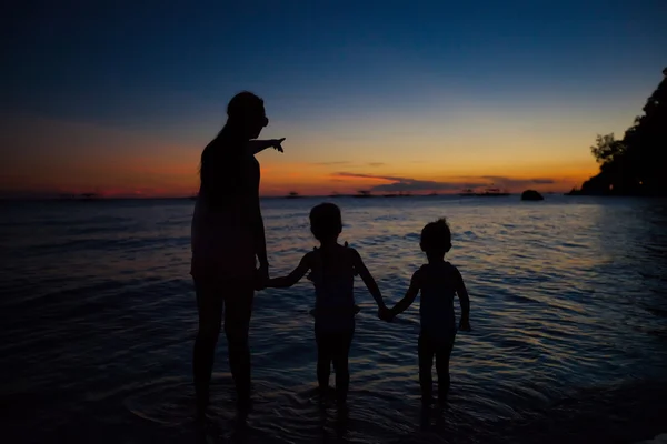 Семья из трех силуэтов на закате на пляже Боракай — стоковое фото