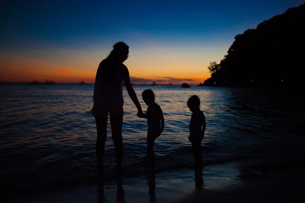 Family of three silhouette in the sunset on Boracay beach — Stock Photo, Image