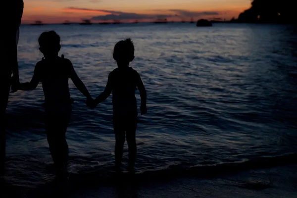 Family of three silhouette in the sunset on Boracay beach — Stock Photo, Image