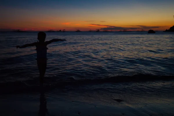 Silhouette of little girl at sunset on the island Boracay, Philippines — Stock Photo, Image