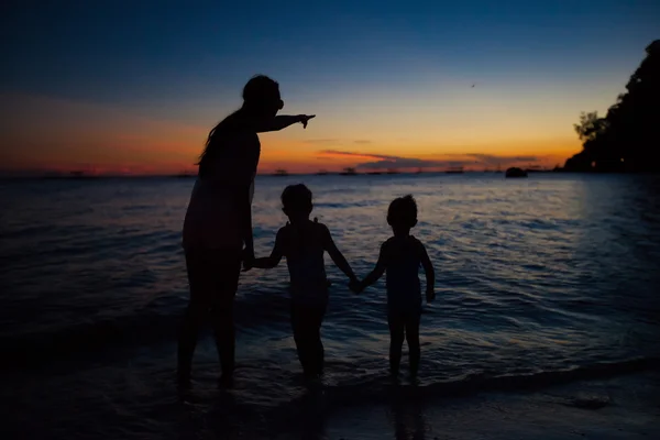 ボラカイ ビーチに夕日に 3 つのシルエットの家族 — ストック写真