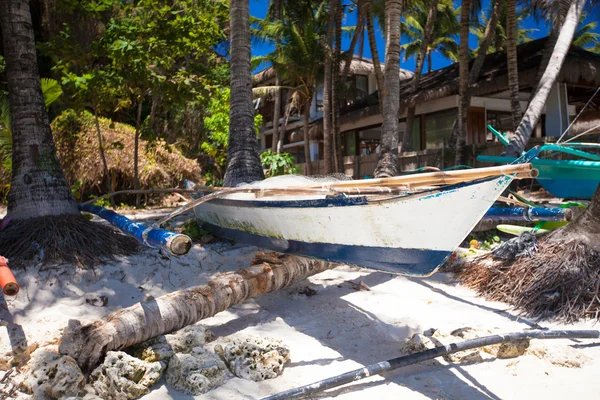 Лодка на пляже красоты с бирюзовой водой — стоковое фото
