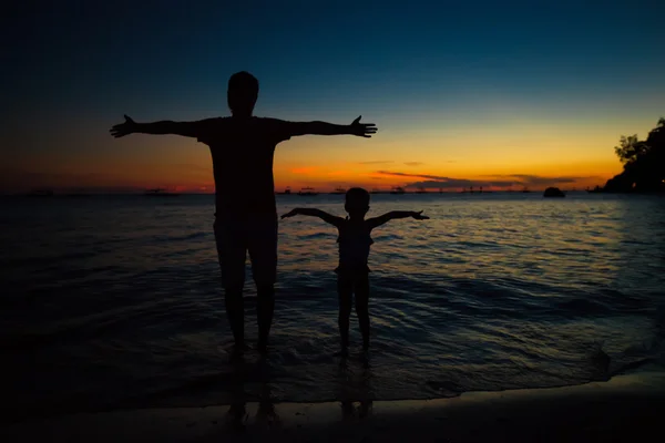 Силуэты отца и дочери на закате на пляже Боракай, Филиппины — стоковое фото