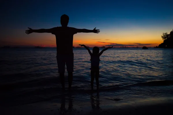 Father and daughter silhouettes in sunset at the beach on Boracay, Philippines — Stock Photo, Image