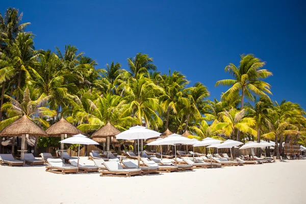 Tropical white sunny beach in beautiful exotic resort — Stock Photo, Image