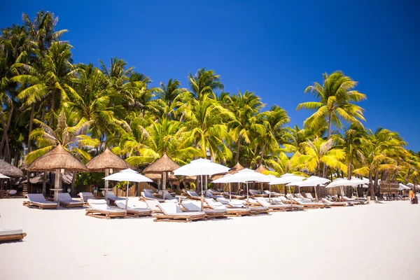 Тропический белый солнечный пляж в красивом экзотическом курорте — стоковое фото