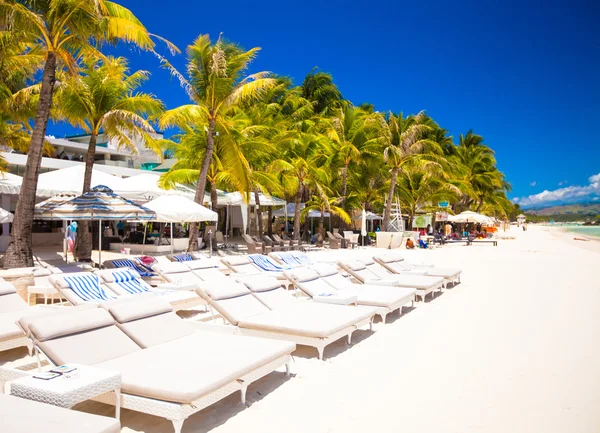 Fantastische Aussicht auf schöne tropische, leere Sandfläche mit Sonnenschirm und Liegestuhl — Stockfoto