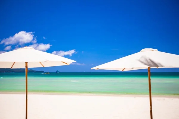 Sombrilla blanca en la playa — Foto de Stock