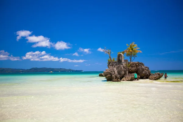 Perfekter tropischer Strand mit türkisfarbenem Wasser in Boracay — Stockfoto