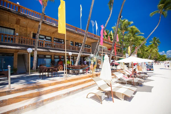 Mesas de restaurante al aire libre en perfecta playa tropical de arena blanca —  Fotos de Stock