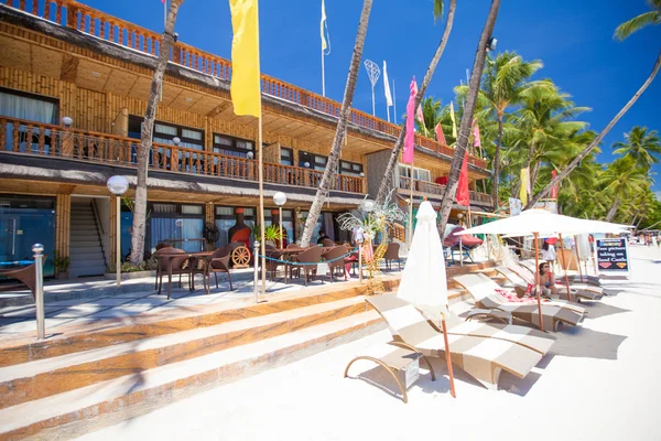 Mesas de restaurante al aire libre en perfecta playa tropical de arena blanca —  Fotos de Stock