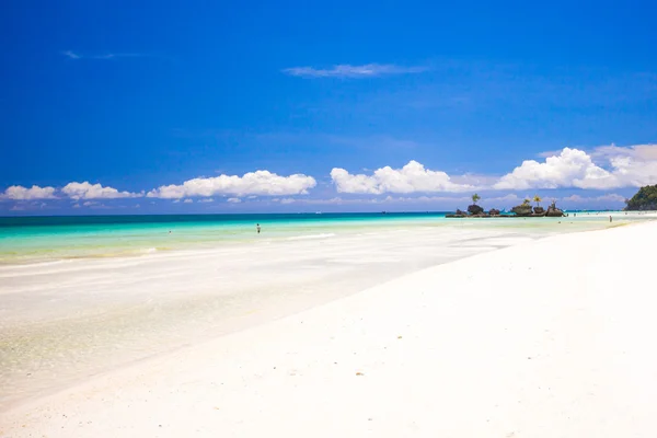 Perfect tropisch strand met turquoise water en wit zand — Stockfoto