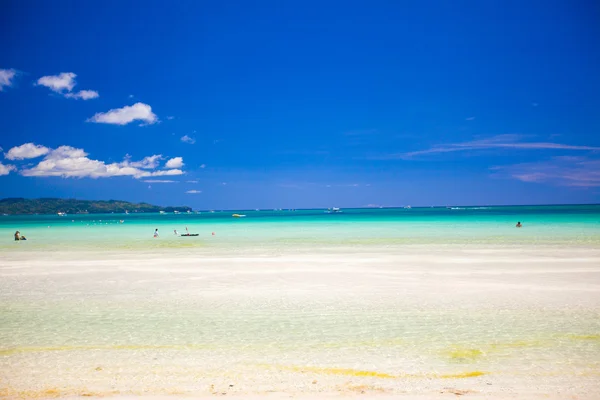 Playa tropical perfecta con aguas turquesas y playas de arena blanca en Phillipines —  Fotos de Stock