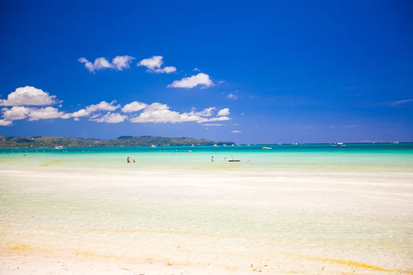 ターコイズブルーの水と白い砂で完璧な熱帯のビーチ — ストック写真