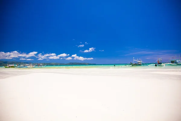 Turkuaz su, beyaz kum ve yelkenli ile mükemmel tropikal plaj — Stok fotoğraf