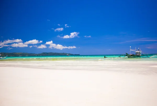 Spiaggia di sabbia tropicale perfetta con acqua turchese e piccole barche a vela — Foto Stock