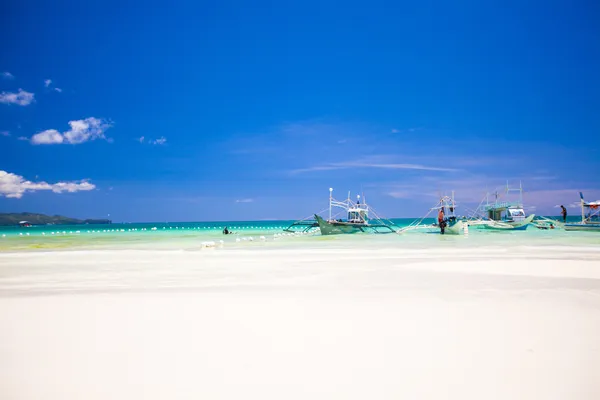 Perfekter tropischer Strand mit türkisfarbenem Wasser und Segelbooten — Stockfoto