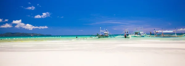 Doskonały tropikalnej plaży z turkusową wodą, białym piaskiem i łodzi — Zdjęcie stockowe