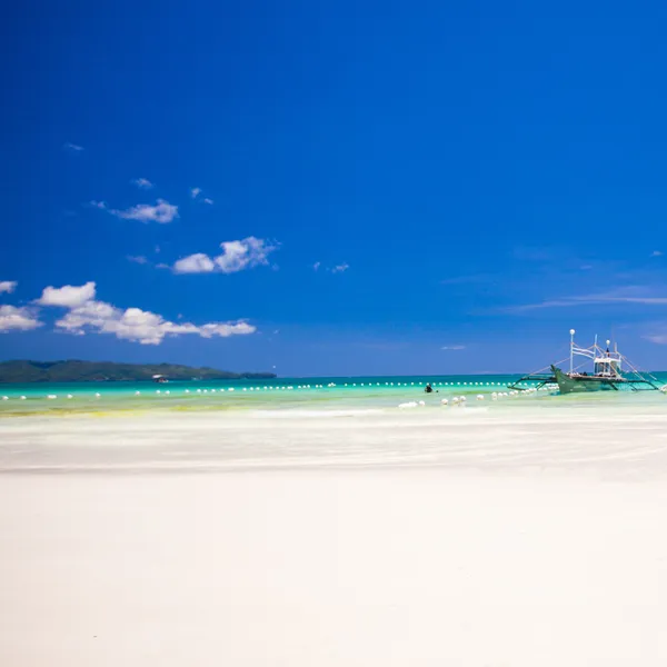 完美的热带沙滩，碧绿的水与小帆船 — 图库照片