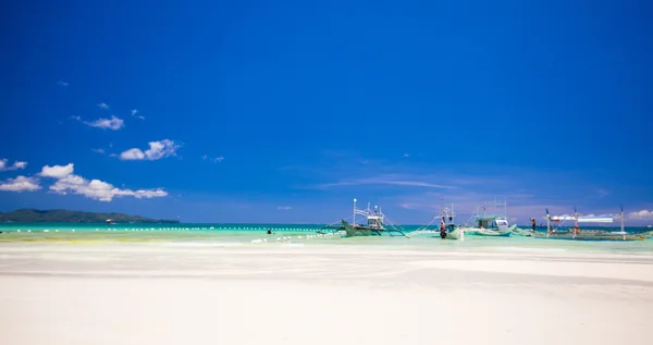 Spiaggia di sabbia tropicale perfetta con acqua turchese e piccole barche a vela — Foto Stock