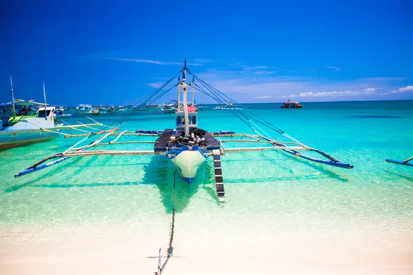 Barca filippina nel mare turchese, Boracay, Filippine — Foto Stock