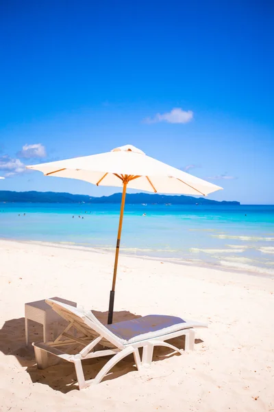Two chairs and umbrella on stunning tropical beach — Stock Photo, Image