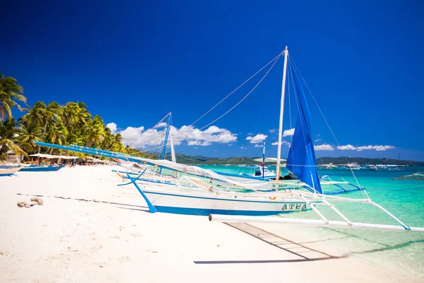 菲律宾船在绿松石海、 长滩岛、 菲律宾 — 图库照片