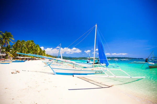 Bateau à la plage de beauté avec eau turquoise — Photo