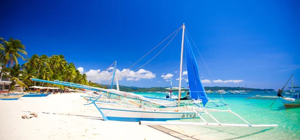 Tagalog-boot in de turquoise zee, boracay, Filippijnen — Stockfoto