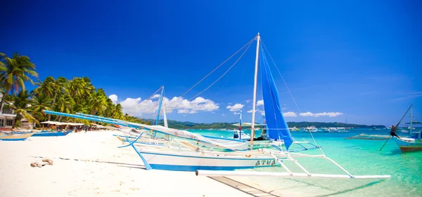 Fülöp-szigeteki hajó a türkizkék tenger, boracay, Fülöp-szigetek — Stock Fotó