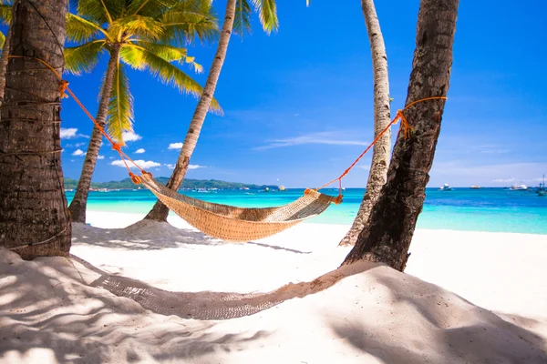Widok przytulny hamak słomy na tropikalnej plaży biały — Zdjęcie stockowe