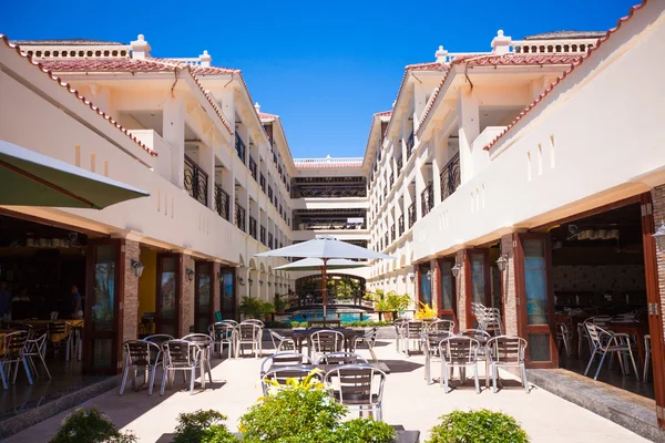 Mesas de restaurante al aire libre en perfecta playa tropical de arena blanca — Foto de Stock