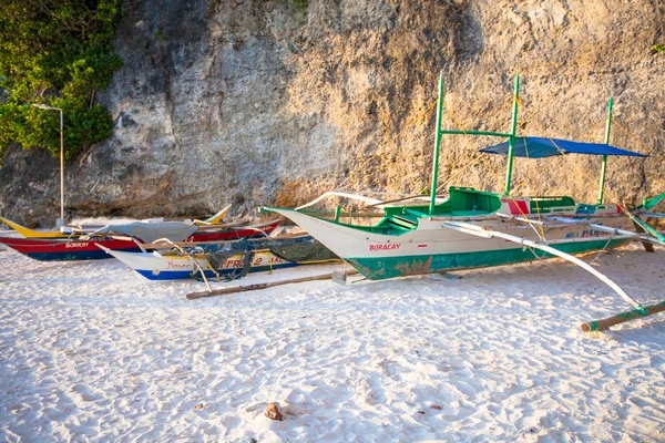 Филиппинская лодка на белом песчаном пляже в Боракае, Филиппины — стоковое фото