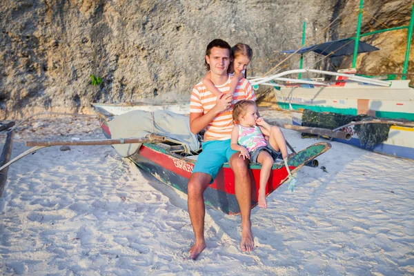 Young dad and his two little girls on a boat at the beach — Stock Photo, Image